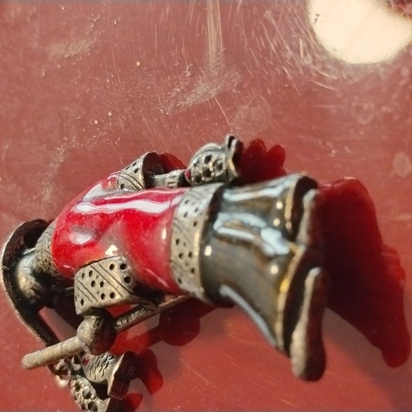 Chicos Japanese fisherman  brooch with red enamel and dangling fish - Picture 3 of 4